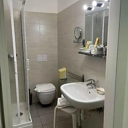 Lauro Otel Gravedona